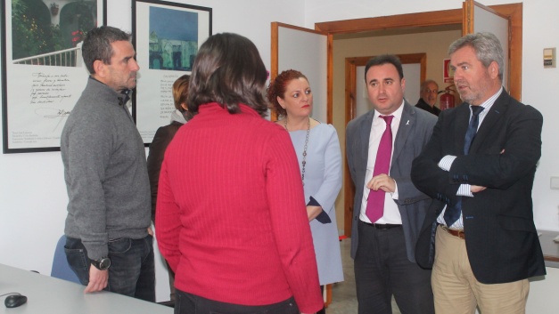 El alcalde de Salobreña y el presidente de la Mancomunidad hablan con una de las orientadoras del servicio.